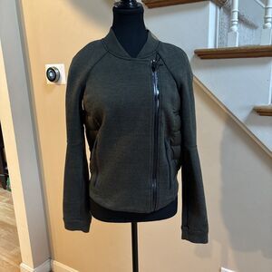 Women’s Nike Aeroloft 880 Olive Green Asymmetric Zip Jacket Size Small